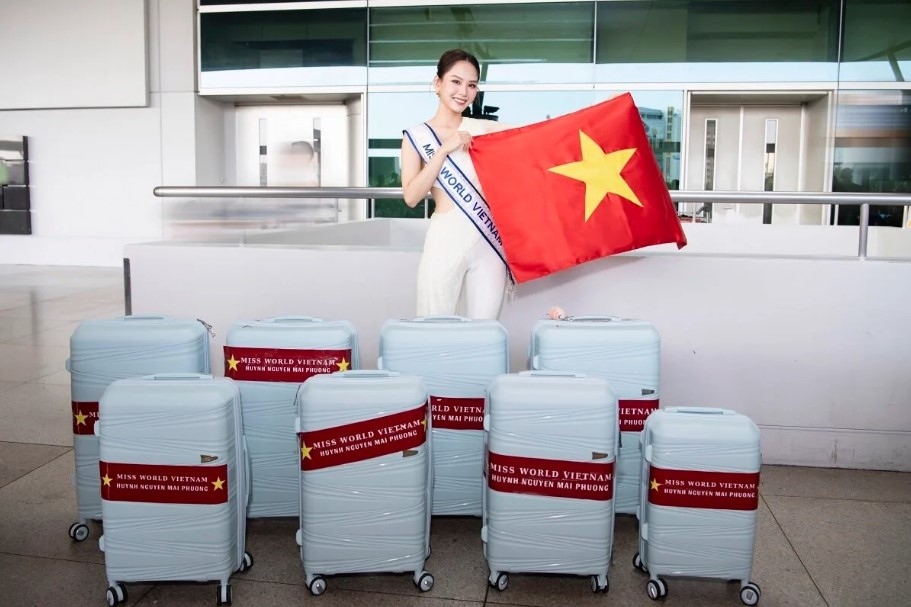 Mai Phuong departs for Miss World pageant in India